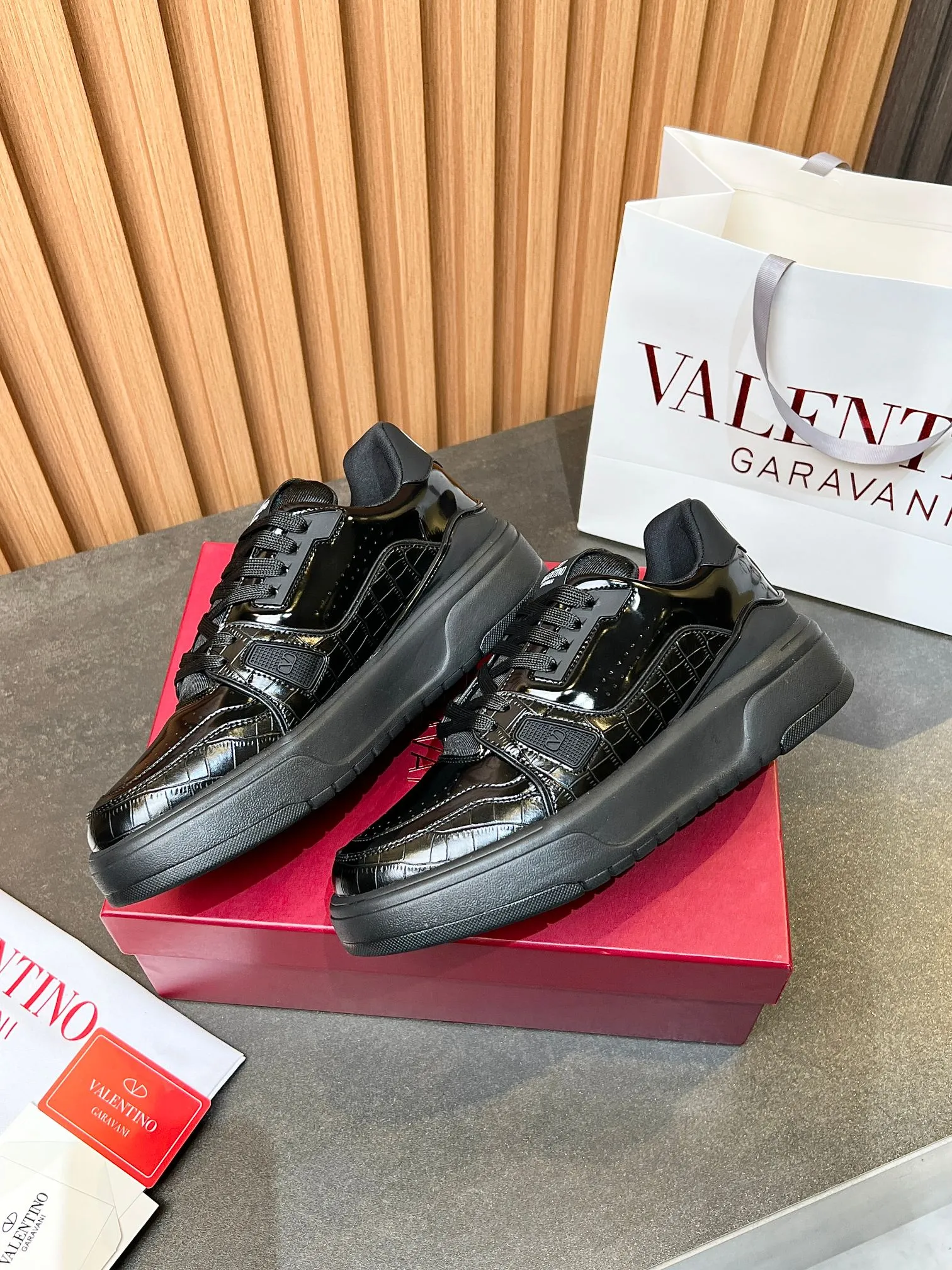 👟👟Ex-factory price 680👟👟 𝑽𝒂𝒍𝒆𝒏𝒕𝒊𝒏𝒐Valentino 𝑶𝒏𝒆𝑺𝒕𝒖𝒅 Couple's sneaker series Valentino 2025 latest couple's sneakers same style for celebrities Hot sale. The original ZP was purchased and dismantled. Repeated printing and modification. Trying to restore the original version 1:1! Top luxury masterpiece, soft and comfortable, combining fashion and leisure, bringing excellent and elegant texture and excellent on-foot comfort. Top purchasing version upper: imported calfskin surface/original oil edge craftsmanship. Lining: water-dyed cowhide lining. Outsole: original development 𝐓𝐏𝐔 two-color combination outsole. Packaging: original configuration complete package. Code number: 34-44